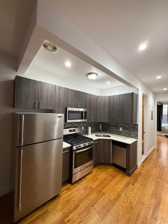 Building Photo - 308 Troutman St