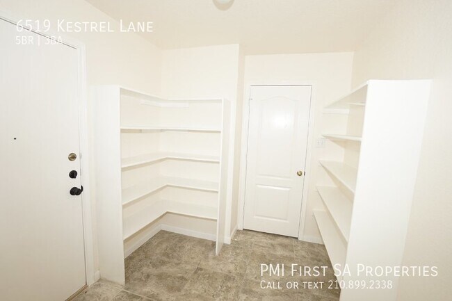 Foto del edificio - 5 bedrooms and 2.5 bathrooms ready to move...