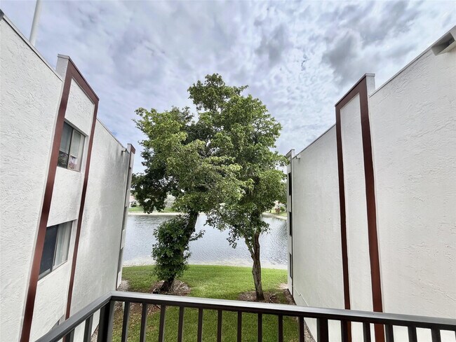 Foto del edificio - 9691 N Belfort Cir
