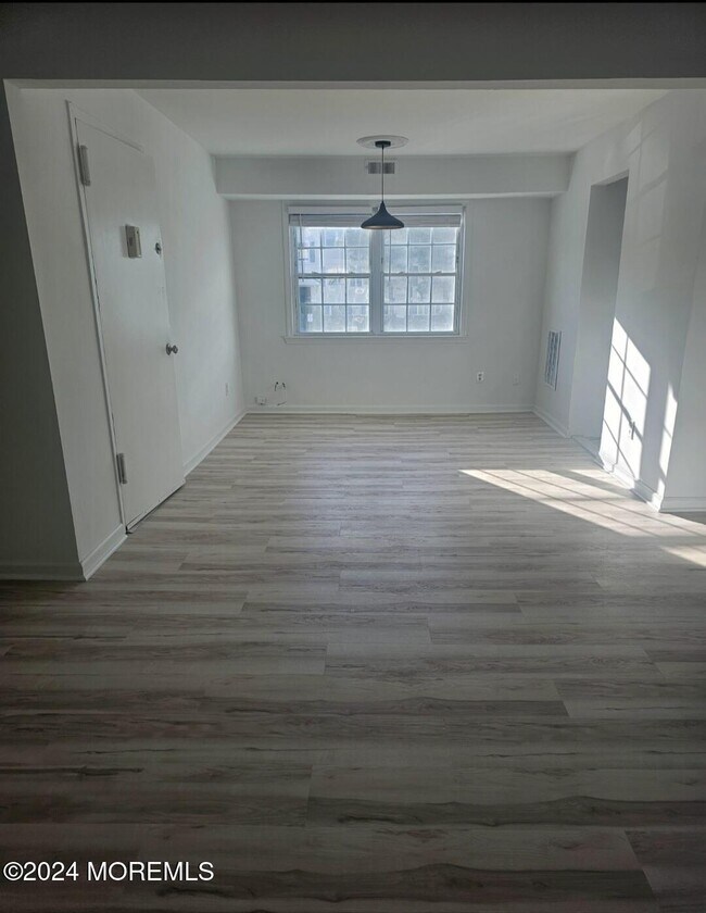 Building Photo - 264 Sawmill Rd