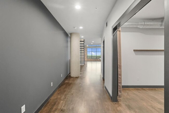 Building Photo - 1005 S Shepherd Dr