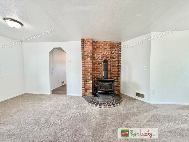 Foto del edificio - Amazing 3 Bedroom Home in Beacon Hill with Extra Parking and Great Layout!
