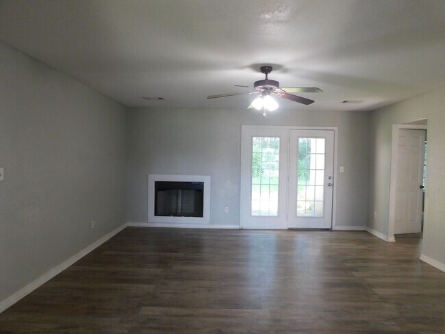 Building Photo - Charming 3 Bedroom 2 Bath House Located in a Beautiful Neighborhood