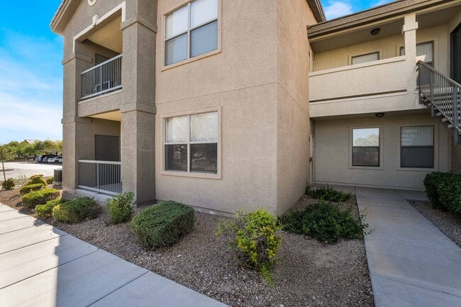 Foto del edificio - Beautiful Condo with Spacious Layout!