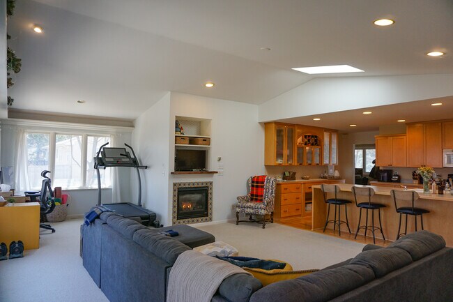 Sala de estar y cocina de concepto abierto - 4060 Victoria St N