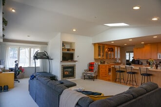 Open concept living room and kitchen - 4060 Victoria St N