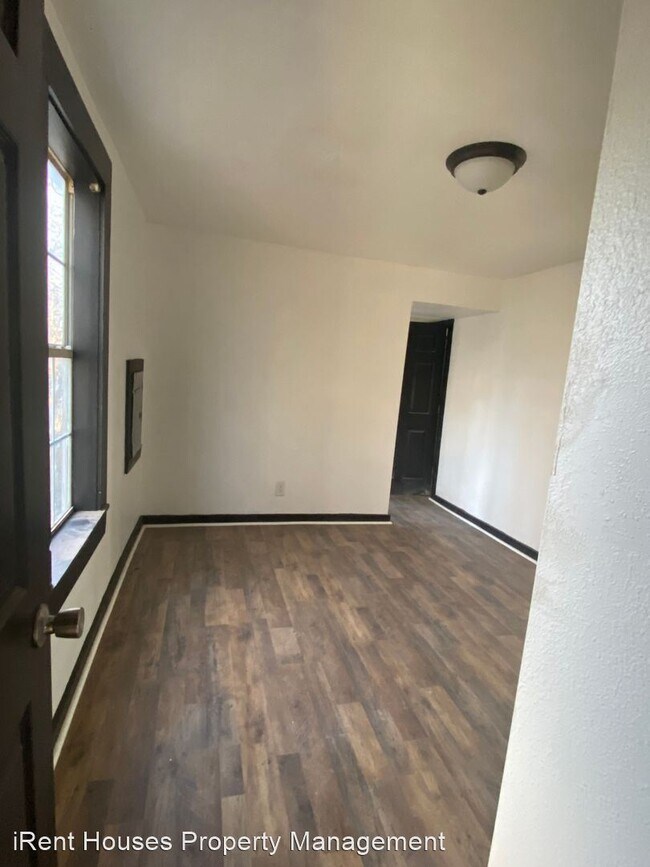 Building Photo - 2 br, 1 bath House - 111 NW 8th St