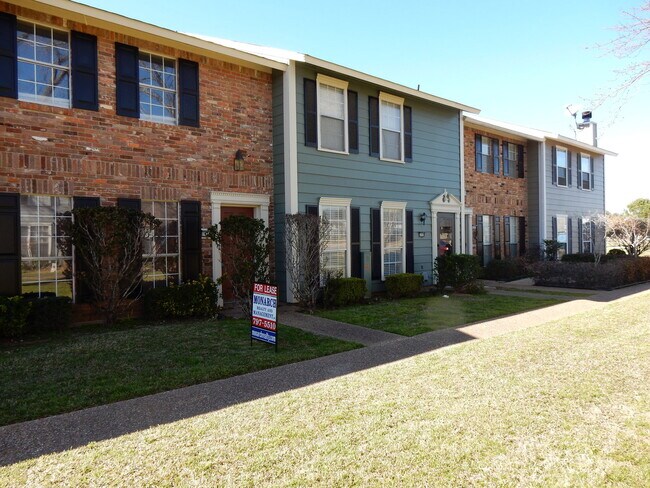 Foto del edificio - 2 Bedroom 1.5 bath Townhome $300 off 1st M...