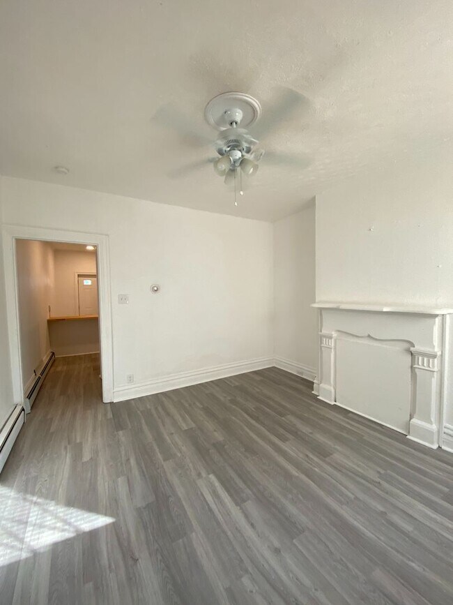 Foto del edificio - Fully Renovated 2 Bed, 1 Bath w/ Bonus Roo...
