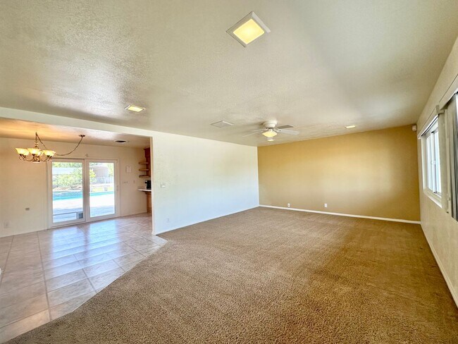 Foto del edificio - AVAILABLE NOW! AMAZING 3 Bedroom 3 Bathroom Home with Pool, Spa, RV Parking and MUCH MORE!