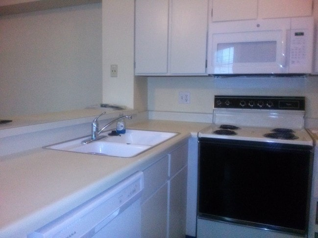Building Photo - 1395 W Beacon Hill Dr