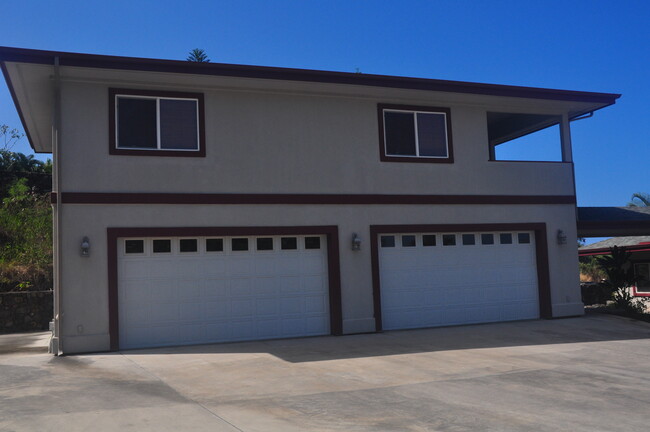 Two bedroom Ohana above 4 car garage - 75-6139 Akoa St