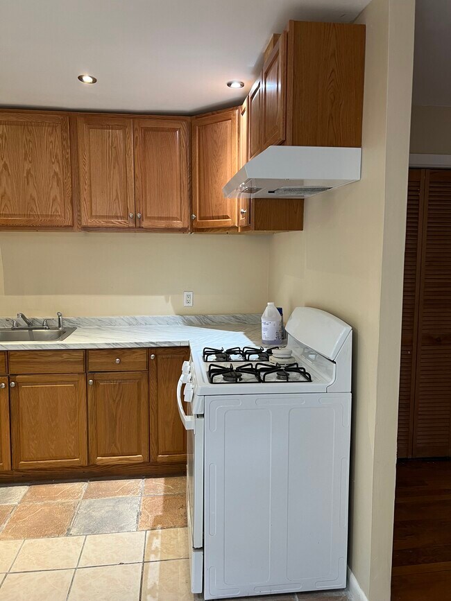 Building Photo - 119 Dupont Pl