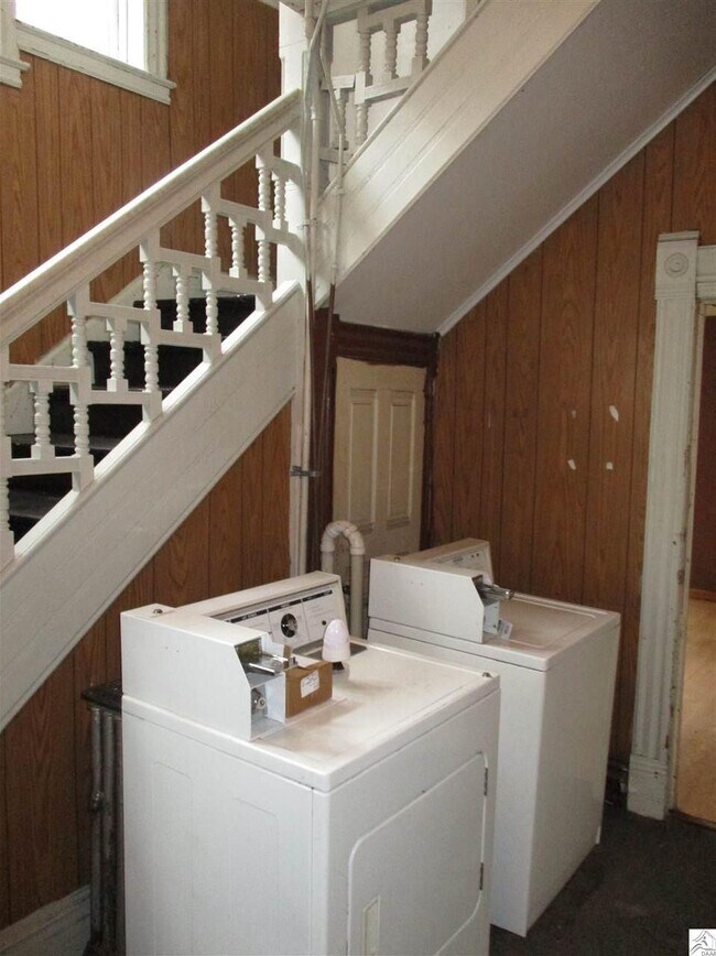 Lavadora/secadora en el edificio - 205 E 3rd St