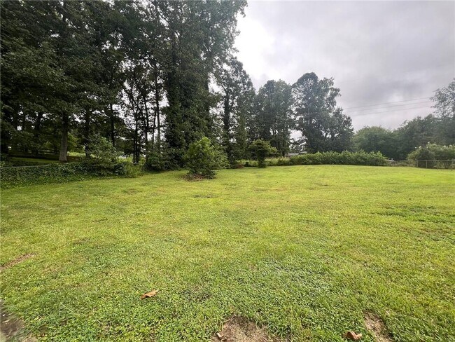 Building Photo - 1128 Lanier Dr