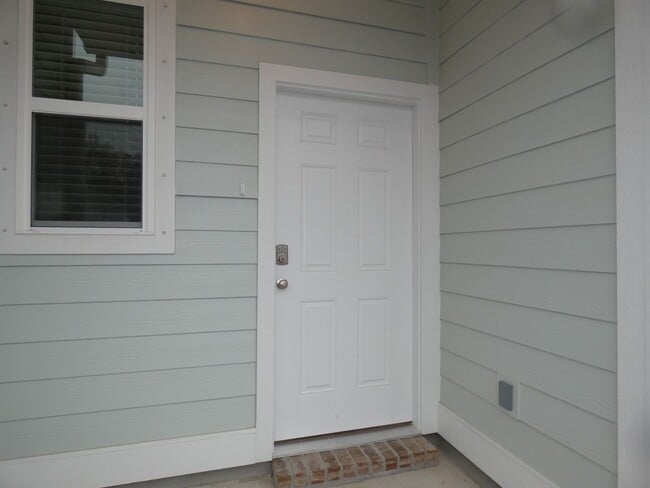 Building Photo - Stunning Townhome – Prime Pensacola Location