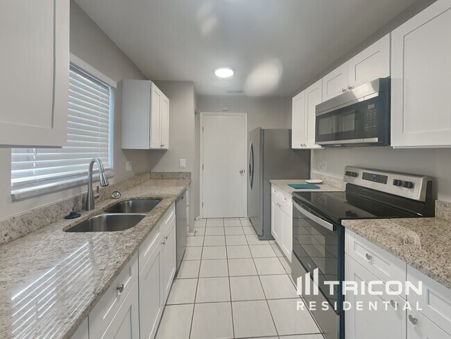 Building Photo - 2026 Shadow Pine Drive Brandon FL