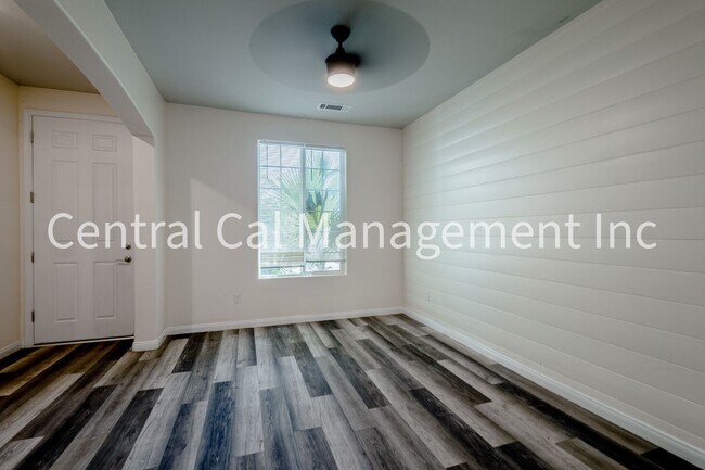Foto del edificio - 4 Bedroom/2 Bath Home in the Southwest - $2595 Per Month!