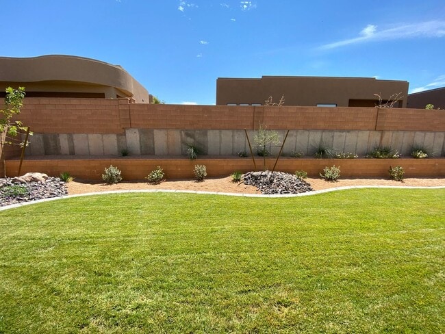 Building Photo - BeautifulLedges Home