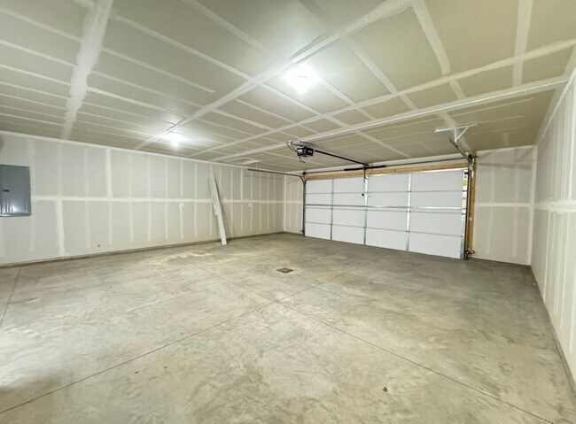 Building Photo - Stylish Townhome in Lincoln – Move-In Ready!