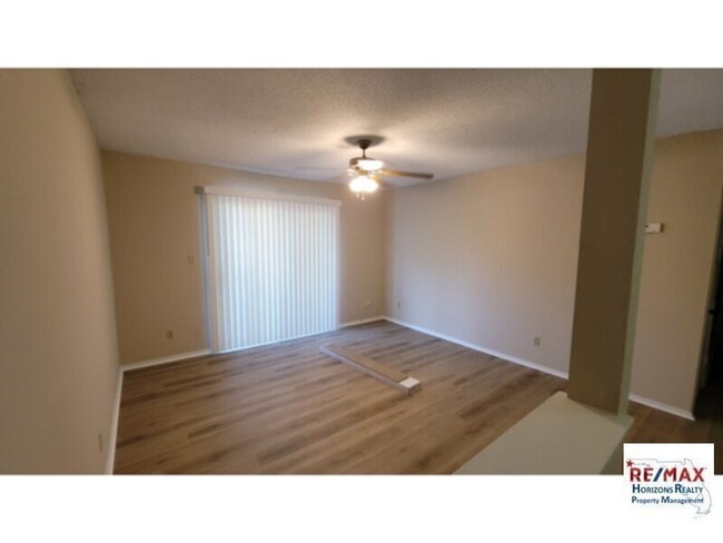 Building Photo - Wonderful totally remodeled condo with **P...
