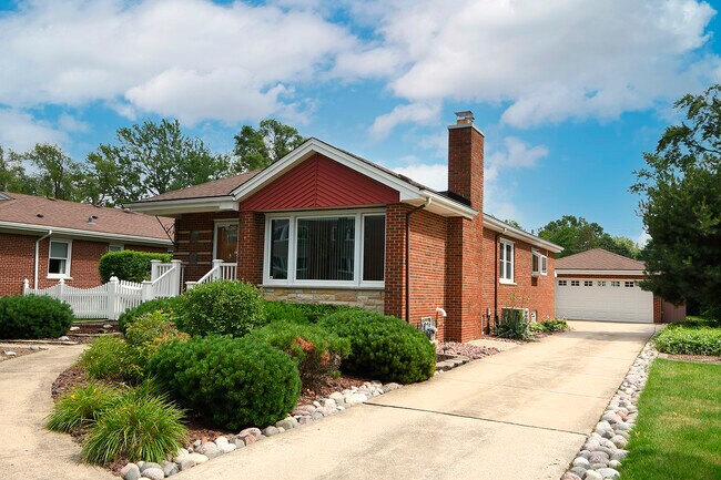 Building Photo - 2648 Hawthorne Ln
