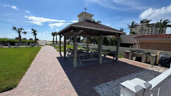 Foto del edificio - 2Br/1Ba With Deeded Beach Access