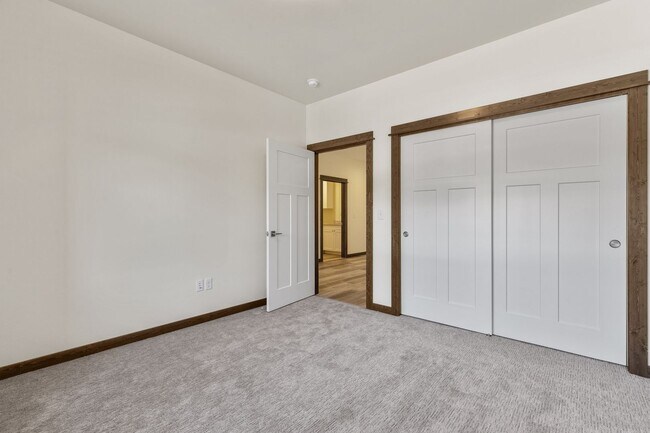 Building Photo - Beautiful Newer Condo near Monforton School