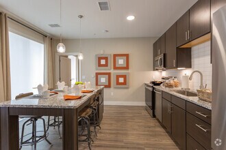 1BR, 1BA - 823 SF - FalconView