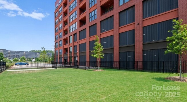 Foto del edificio - 300 E 36th St