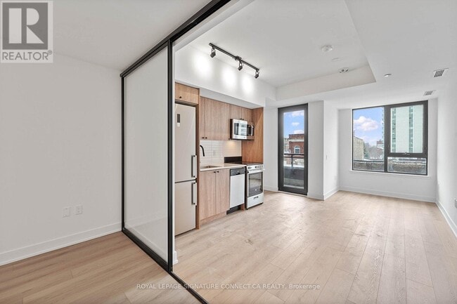 Building Photo - 758 Dovercourt Rd