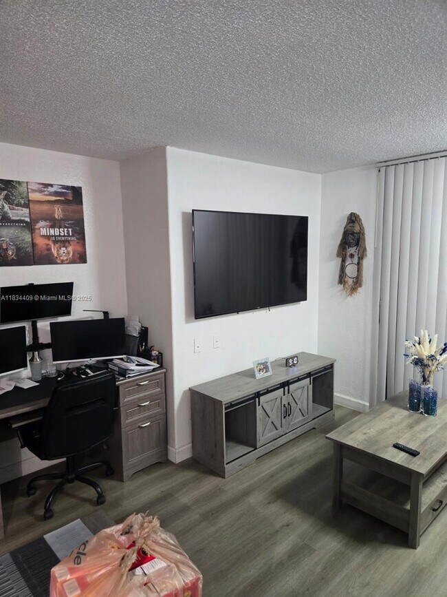 Foto del edificio - 16450 NW 2nd Ave