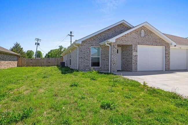 Building Photo - Incredible 3 Bedroom Home In Carl Junction!