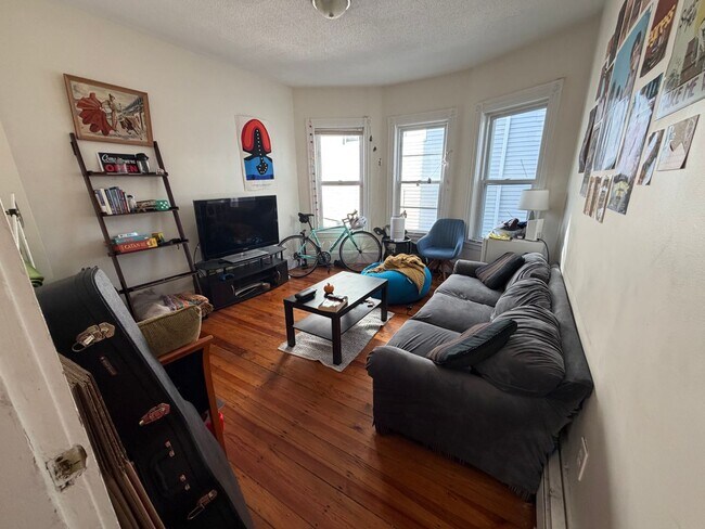 Foto del edificio - 9/1/26 No Fee! Tufts area 3BR near Green Line!