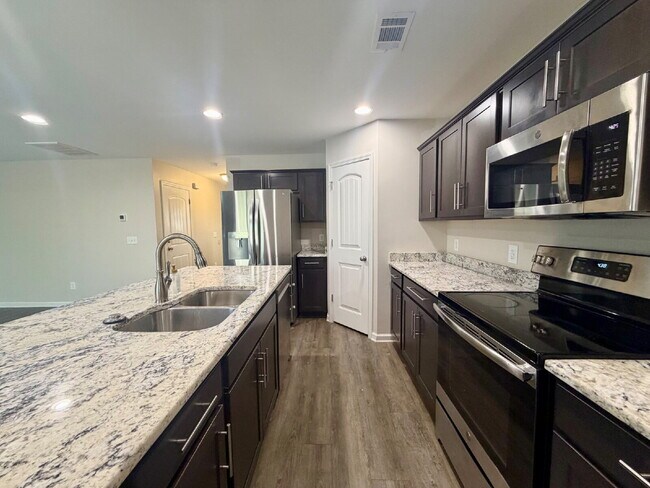 Foto del edificio - Heritage New Riverside Three Bedroom Home w. Fenced in Yard!