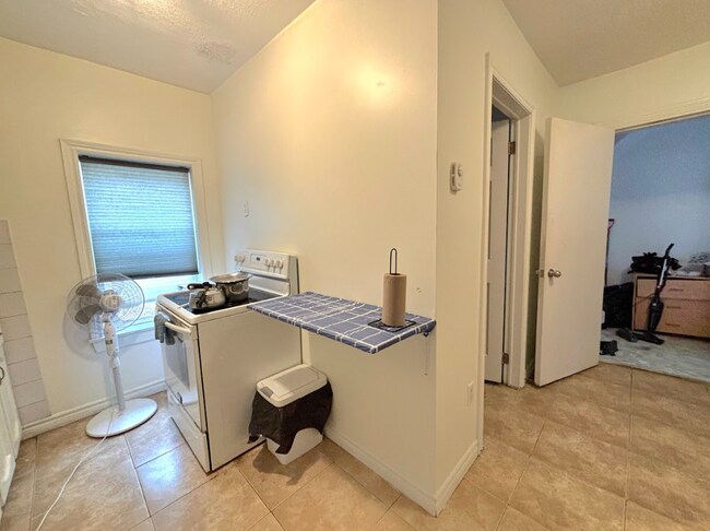 Photo du bâtiment - 4-Bedroom 1-Bathroom Downtown Apartment!