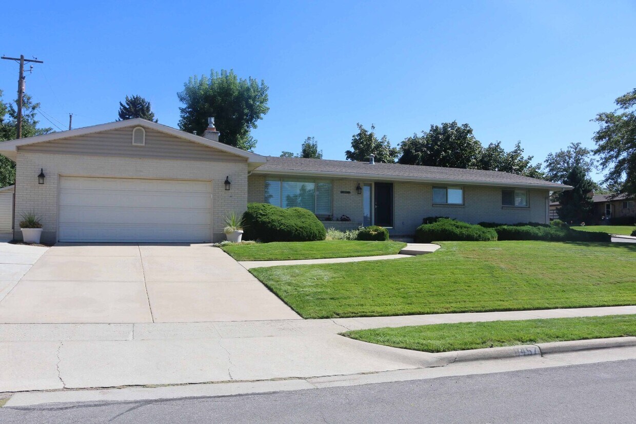 Primary Photo - Beautiful Sandy Home for rent(upstairs only)