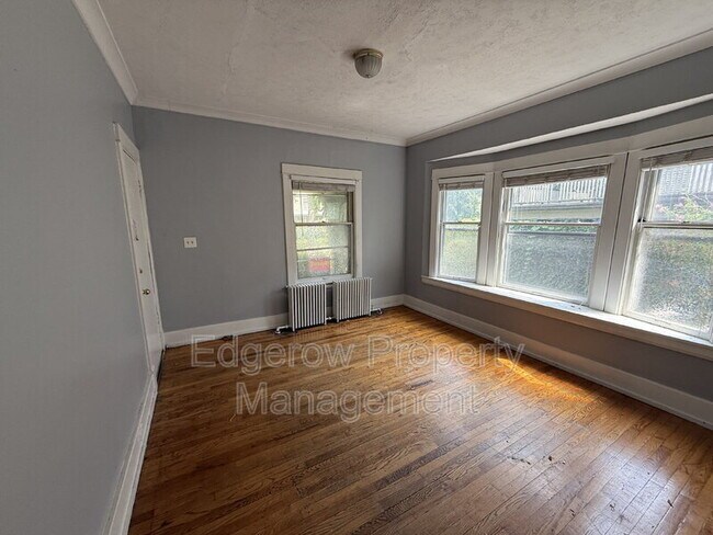 Foto del edificio - 569 Paris Ave SE