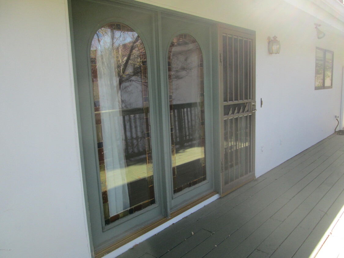 Primary Photo - 1111 N Quail Ridge Dr