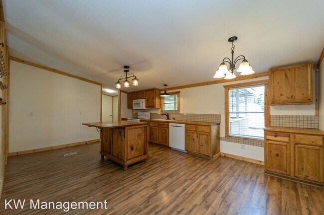 Building Photo - 3 br, 2 bath House - 395 Sandringham Rd.