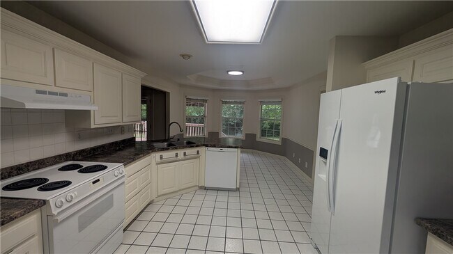 Building Photo - 2030 N Hailey Dr