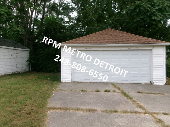 Building Photo - MOVE IN READY 3 BEDROOM COLONIAL HOME IN D...