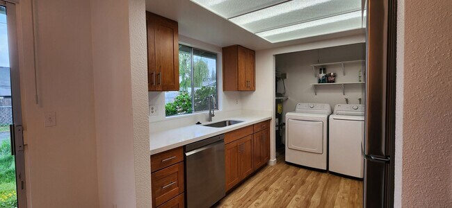 Building Photo - 32-4787