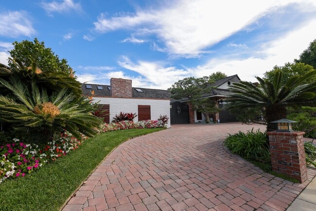 Building Photo - Luxurious Newport Beach Home