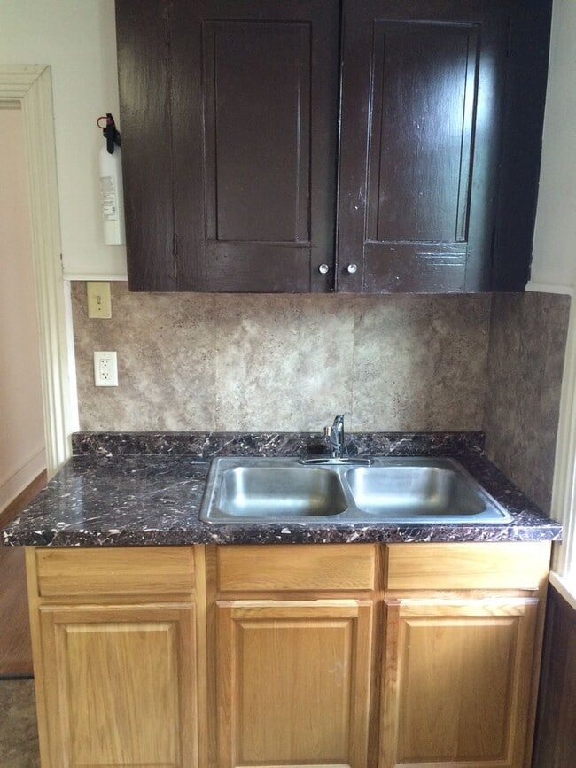 Building Photo - Three bedroom in Columbia