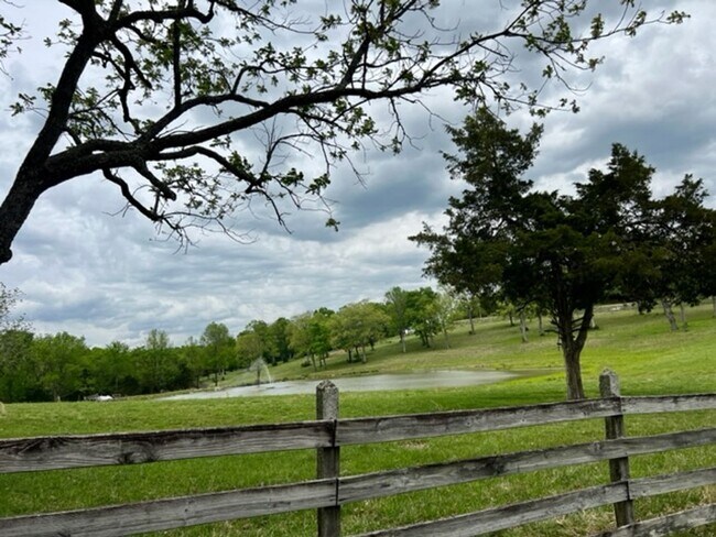 Building Photo - 4 Bed, 3 bath Countryside Retreat on 140 A...