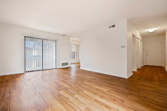 Building Photo - 2275 Country Club Dr