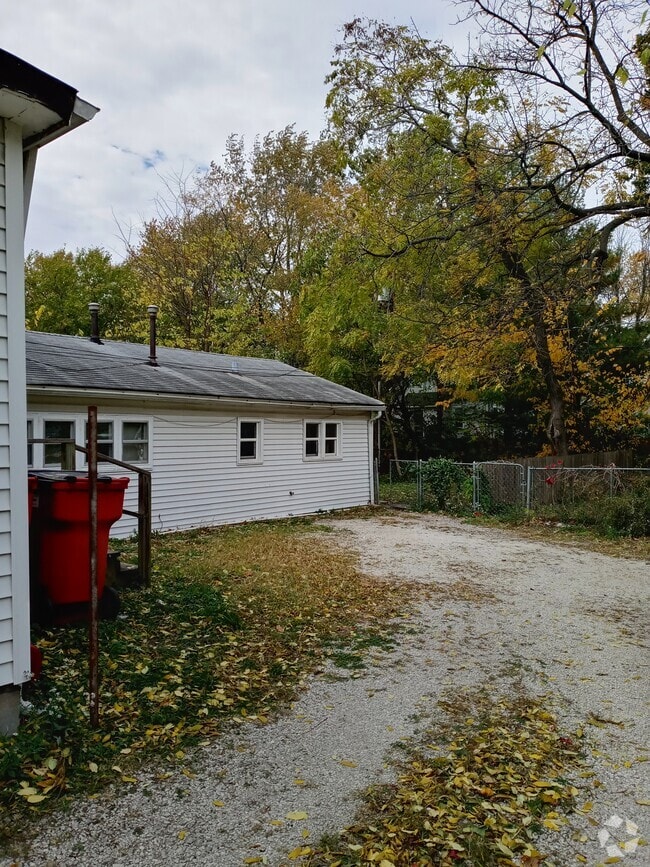 Building Photo - 204 W Ells Ave