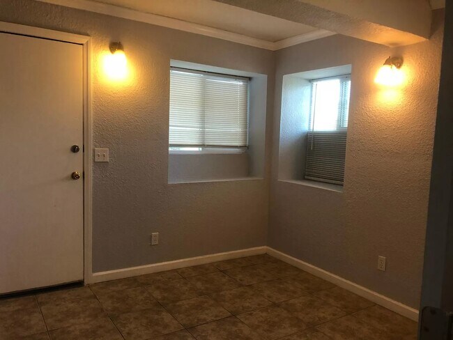 Building Photo - 4930 Auburn Dr