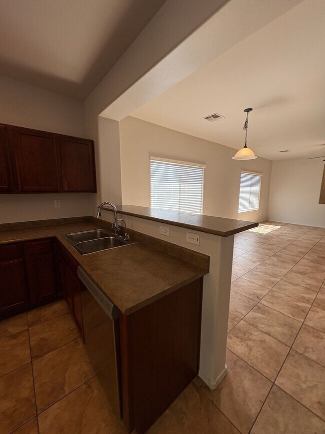 Foto del edificio - READY TO VIEW NOW-RARE FIND! Fireside at N...